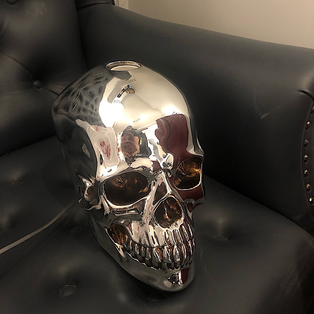 Skull lamp